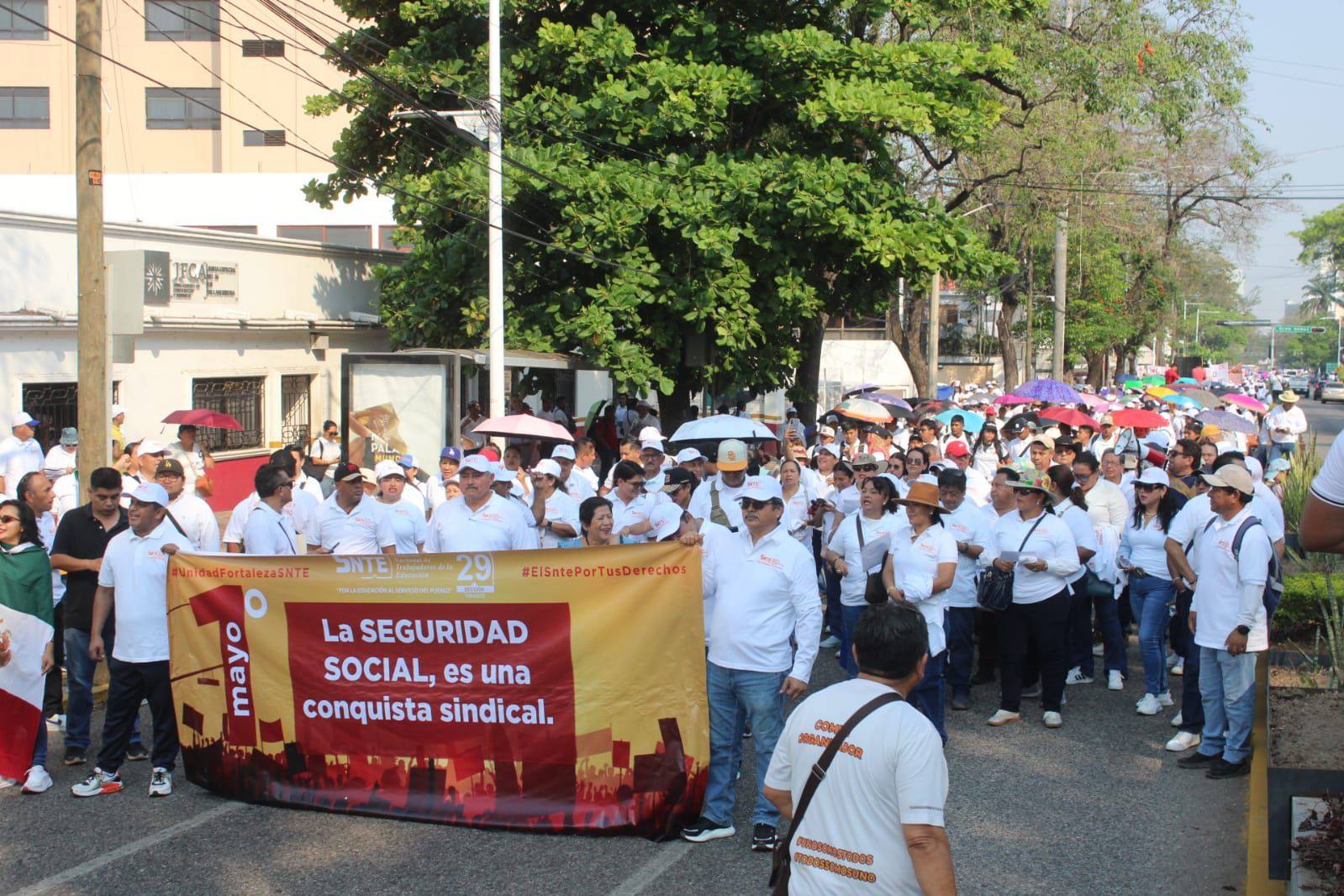 Marchan docentes en Villahermosa por el Día del Trabajo; exigen mejoras en salud, jubilación y condiciones escolares