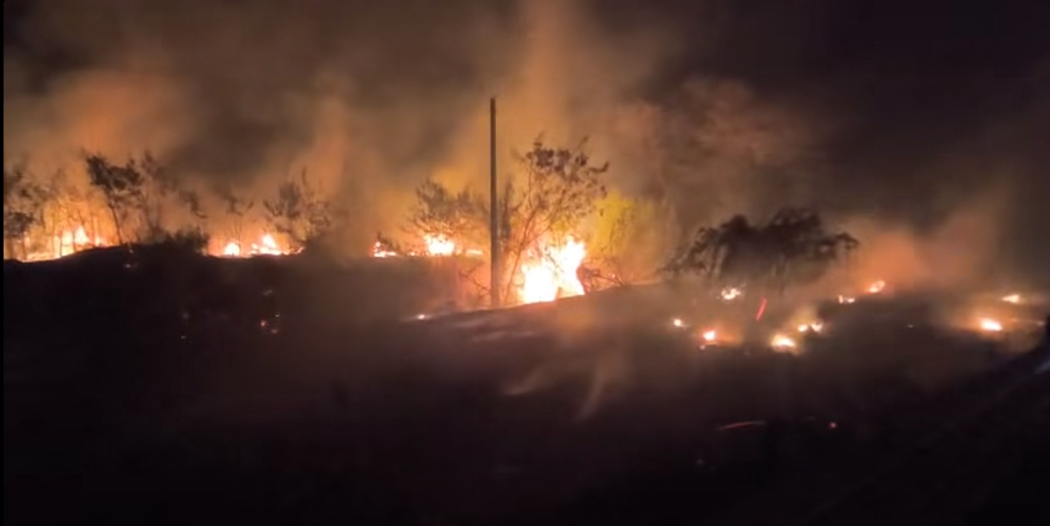 Fuerte incendio de maleza moviliza a cuerpos de emergencia en Seybaplaya, Campeche