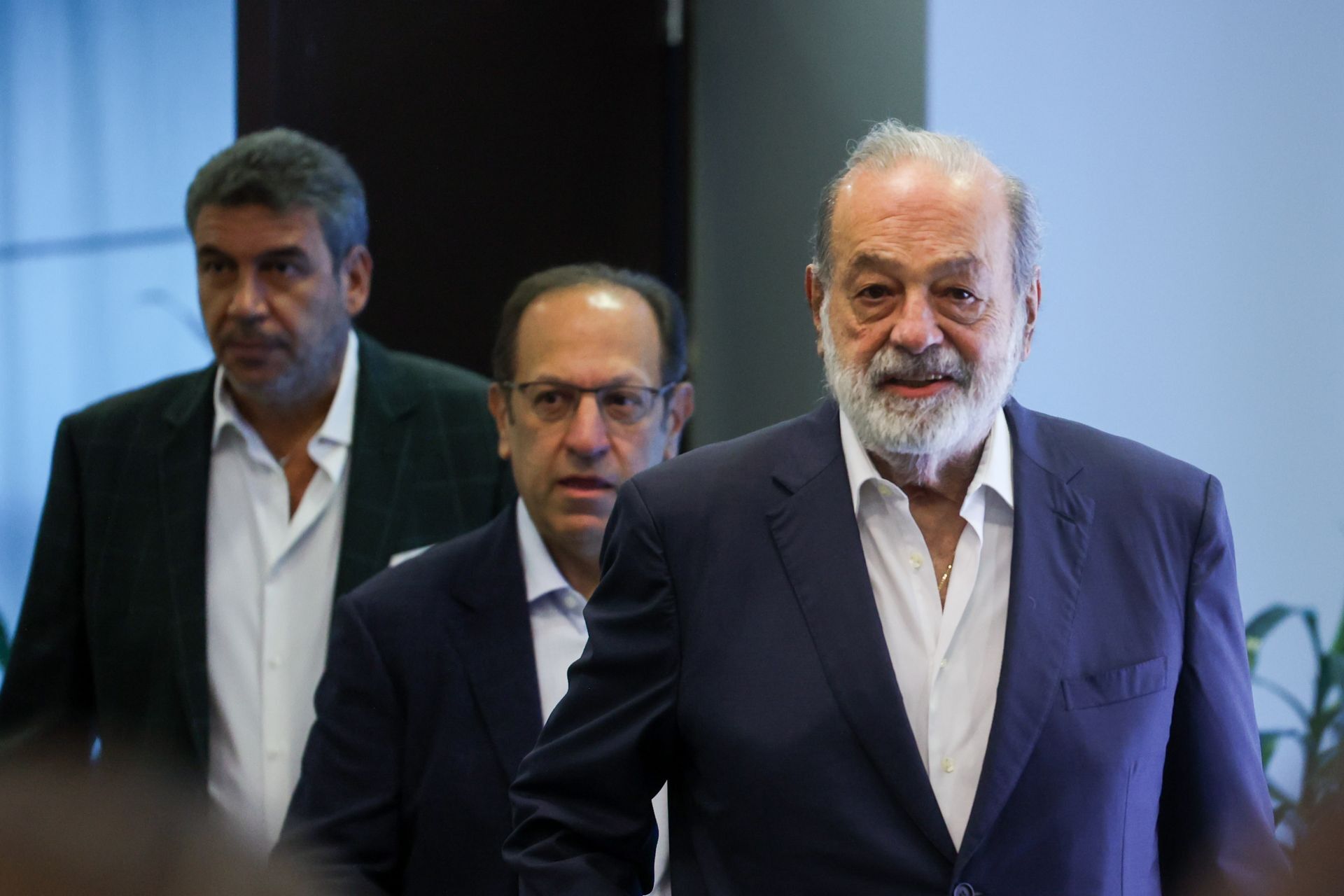 Carlos Slim califica de “irracional” baja en evaluación de deuda soberana de México