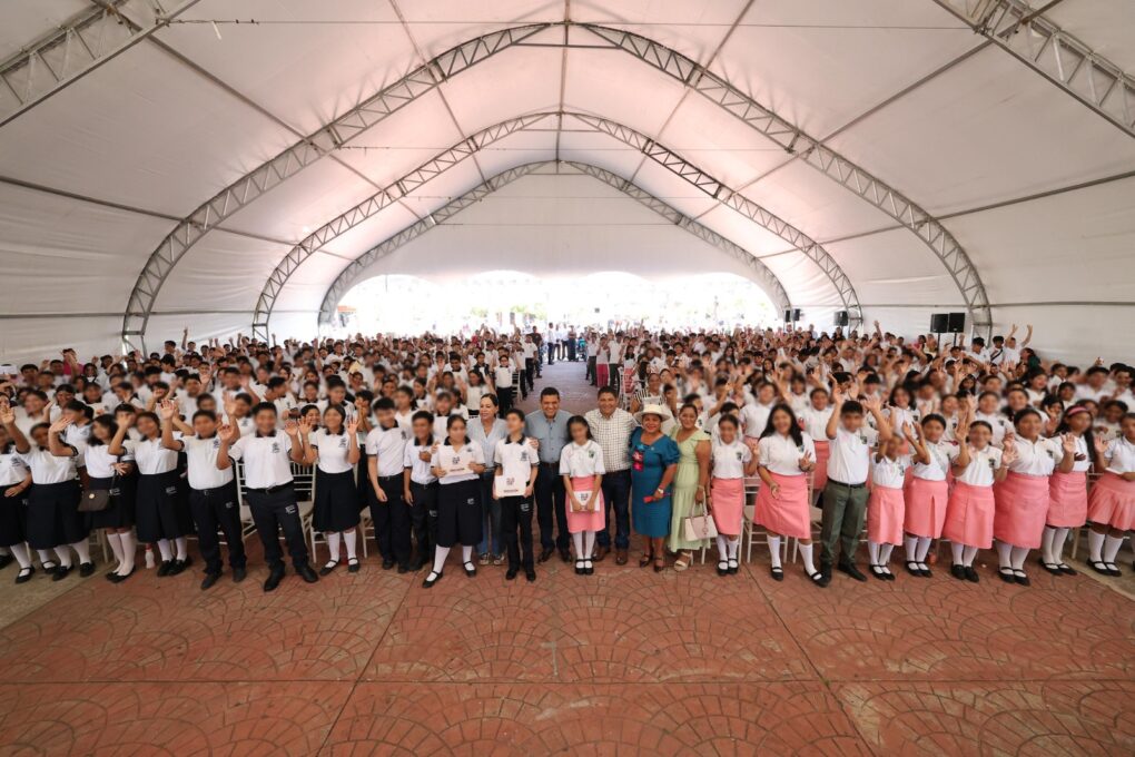 Avanza educación digital en Tabasco: entrega JMR más de mil 700 tabletas a estudiantes de secundaria en Jalpa de Méndez