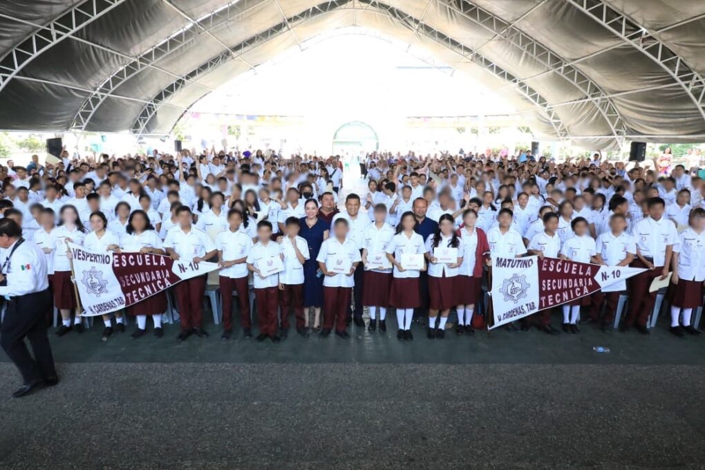Gobierno de Tabasco entrega más de 7 mil tabletas a estudiantes para reducir brecha digital y fortalecer la educación