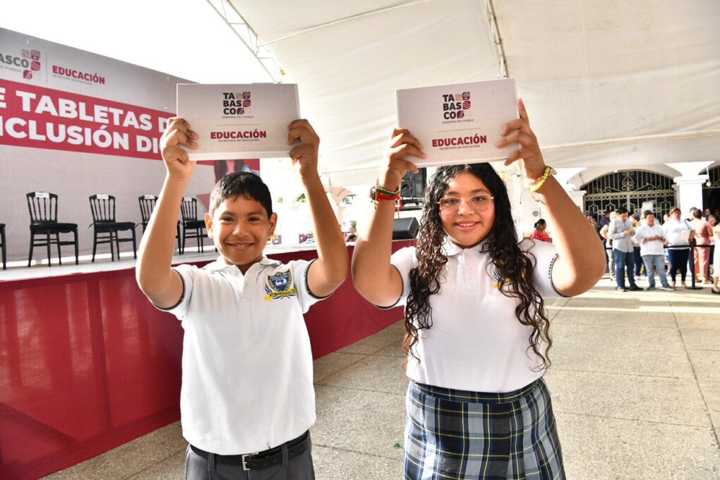 Estudiantes de secundarias de Huimanguillo reciben más de 3 mil tabletas electrónicas