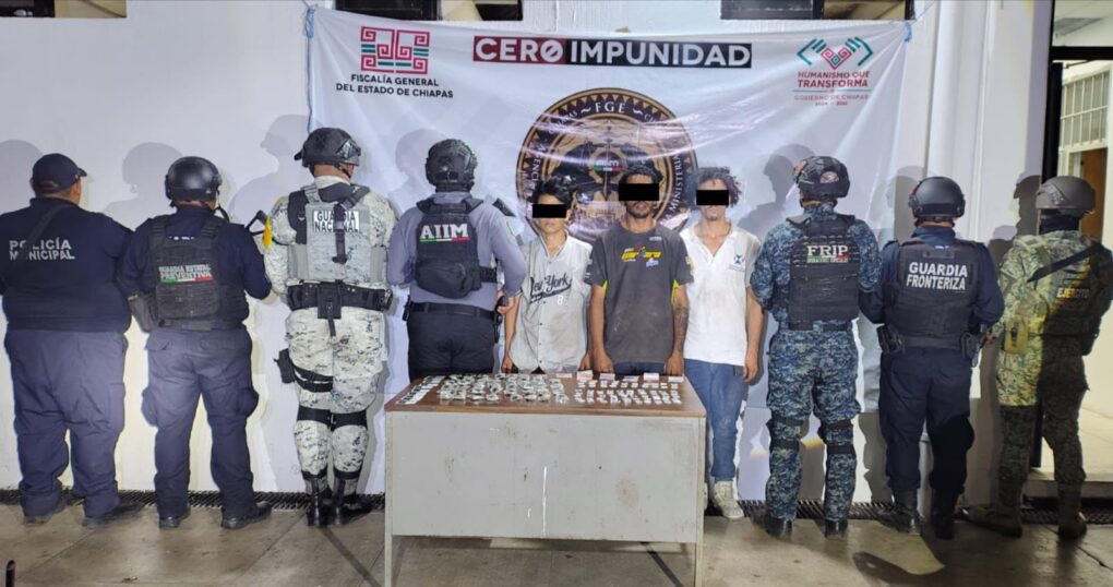 Detienen a tres personas durante cateo en Tapachula; aseguran presuntas drogas