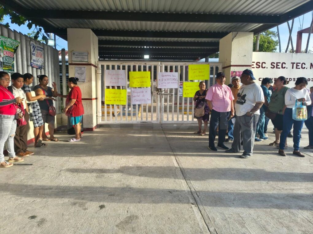 Padres de familia cierran secundaria en Ocuiltzapotlán exigen solución a diversas demandas