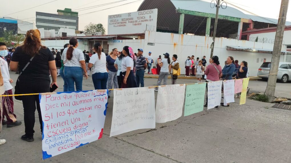 Padres de familia cierran Secundaria Técnica 9 en Villahermosa por riesgo estructural; bloquean zona del Reloj de las Tres Caras