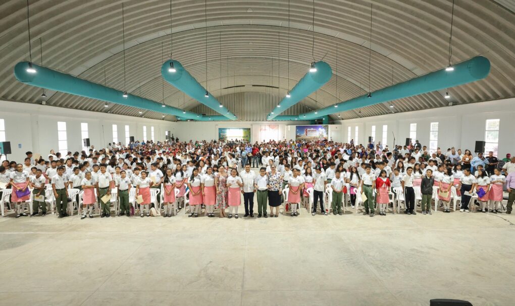 Más de 2 mil 900 estudiantes reciben tabletas del programa Inclusión Digital en Región de Los Ríos…