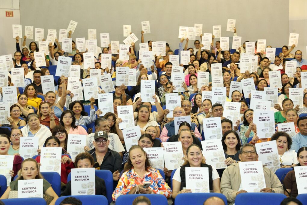 Javier May Rodríguez entrega certeza jurídica a 275 planteles educativos en Tabasco