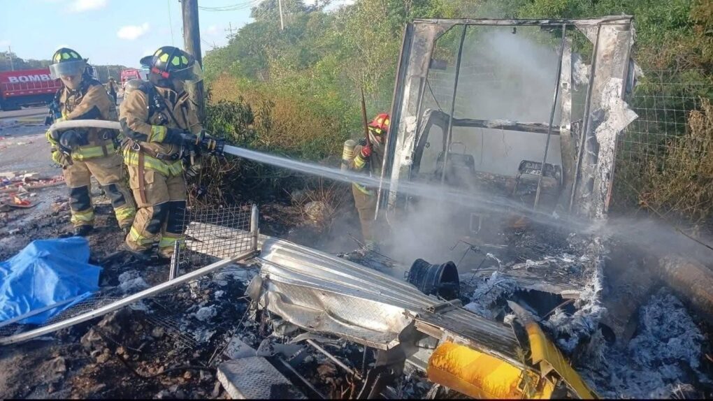 Accidente carretero entre Tulum y Playa del Carmen deja un muerto y 14 lesionados