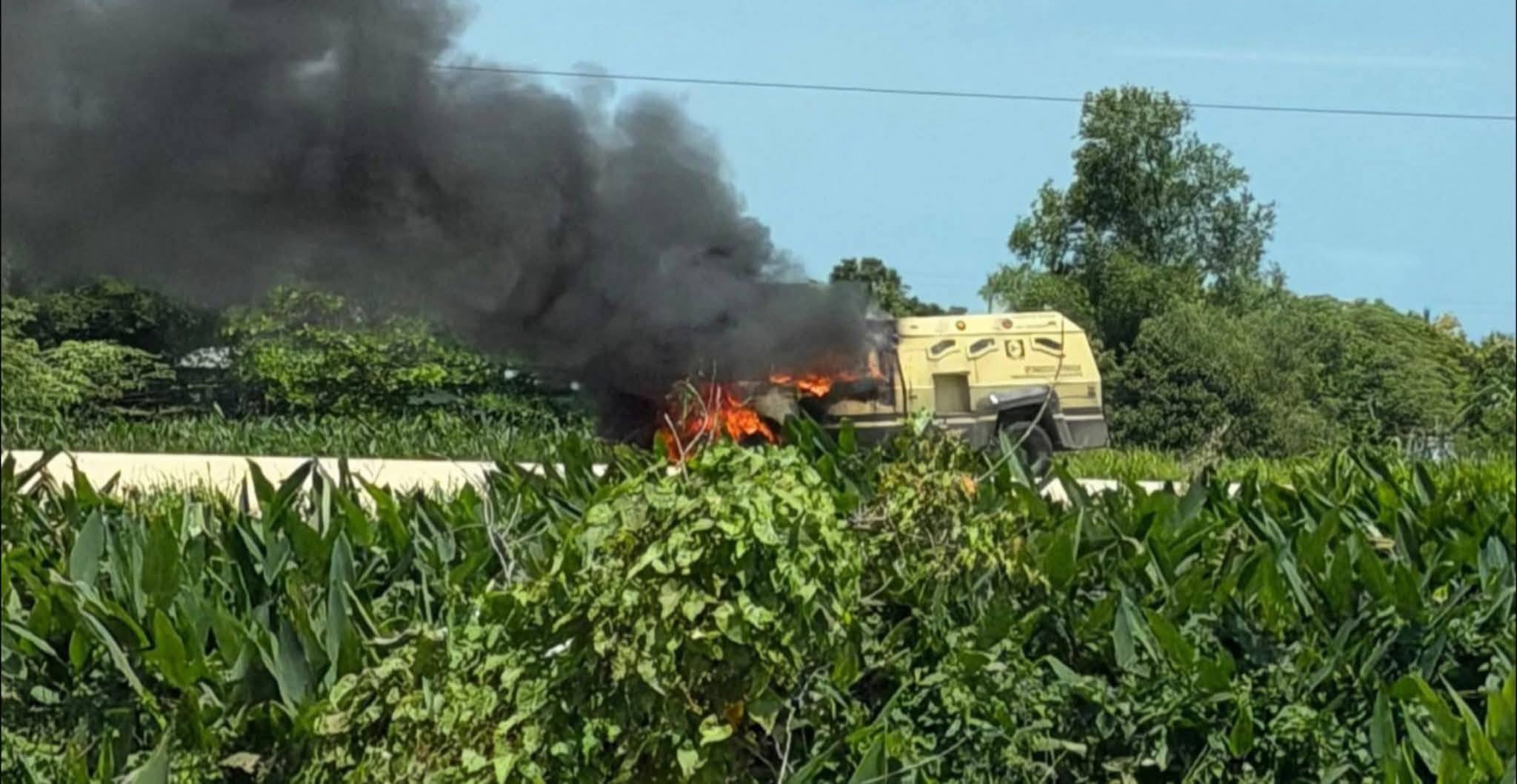 Se incendia vehículo de traslado de valores en carretera Coatzacoalcos–Minatitlán