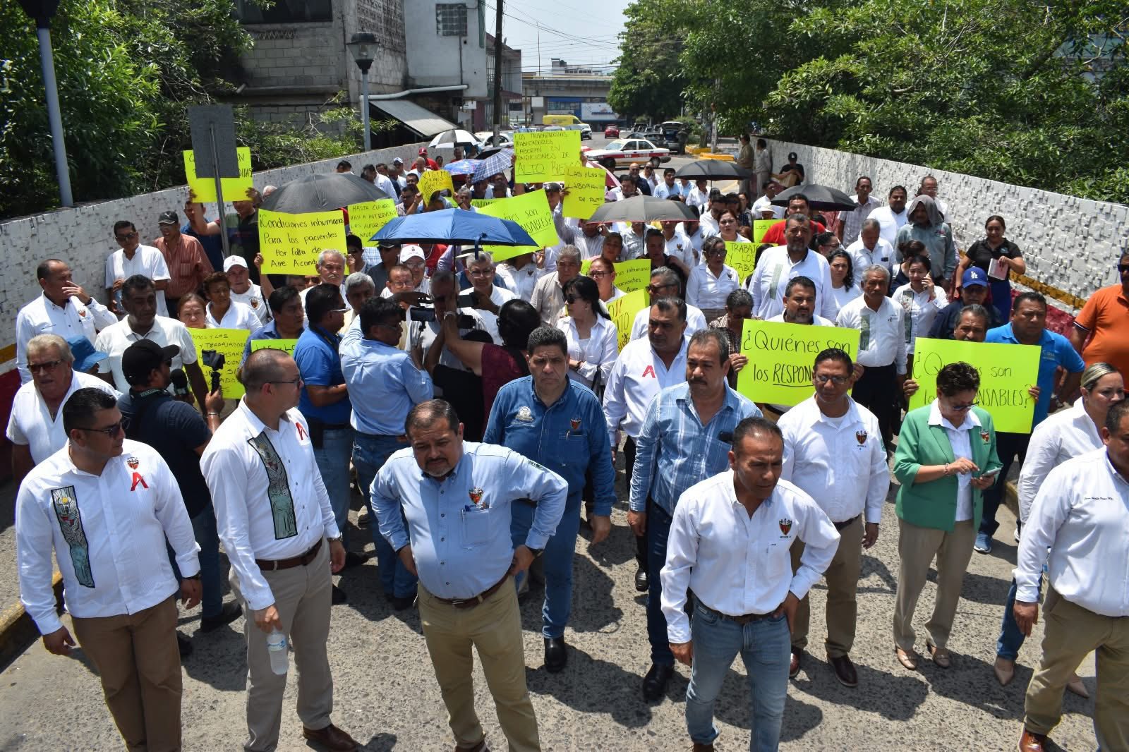 Protestan en Hospital Regional de Pemex en Poza Rica por falta de aire acondicionado e insumos médicos