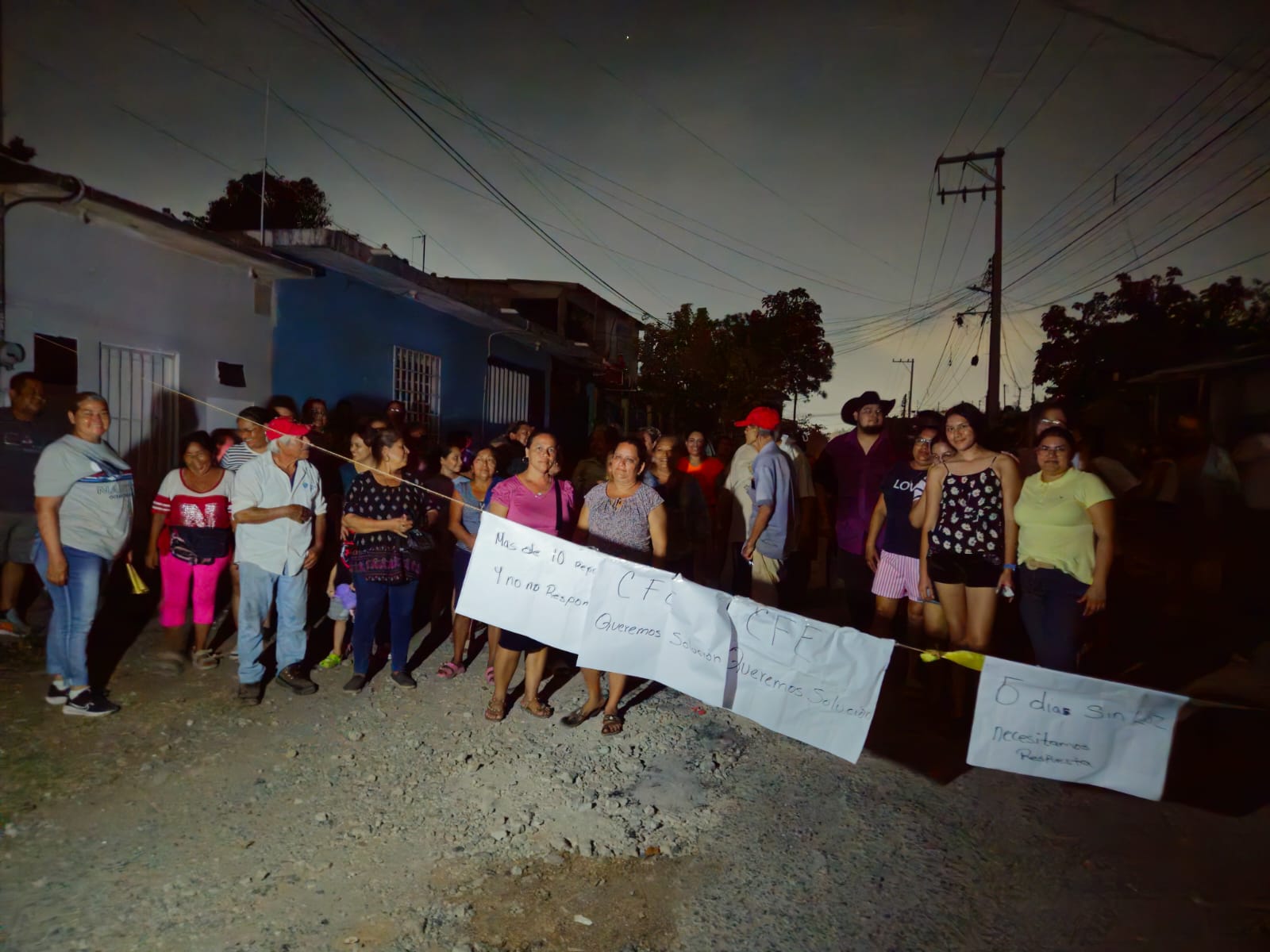 Vecinos de Valente Díaz Veracruz, bloquean calles y retienen a personal de CFE tras seis días sin luz