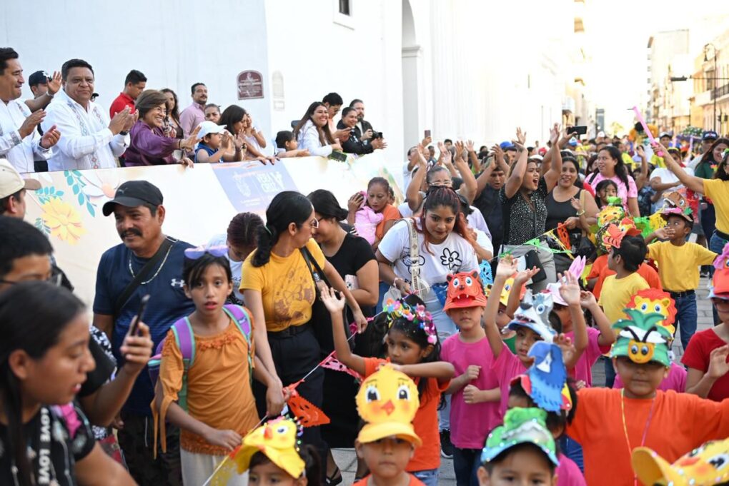 Colorido desfile celebra la llegada de la Primavera en el Centro Histórico de Veracruz