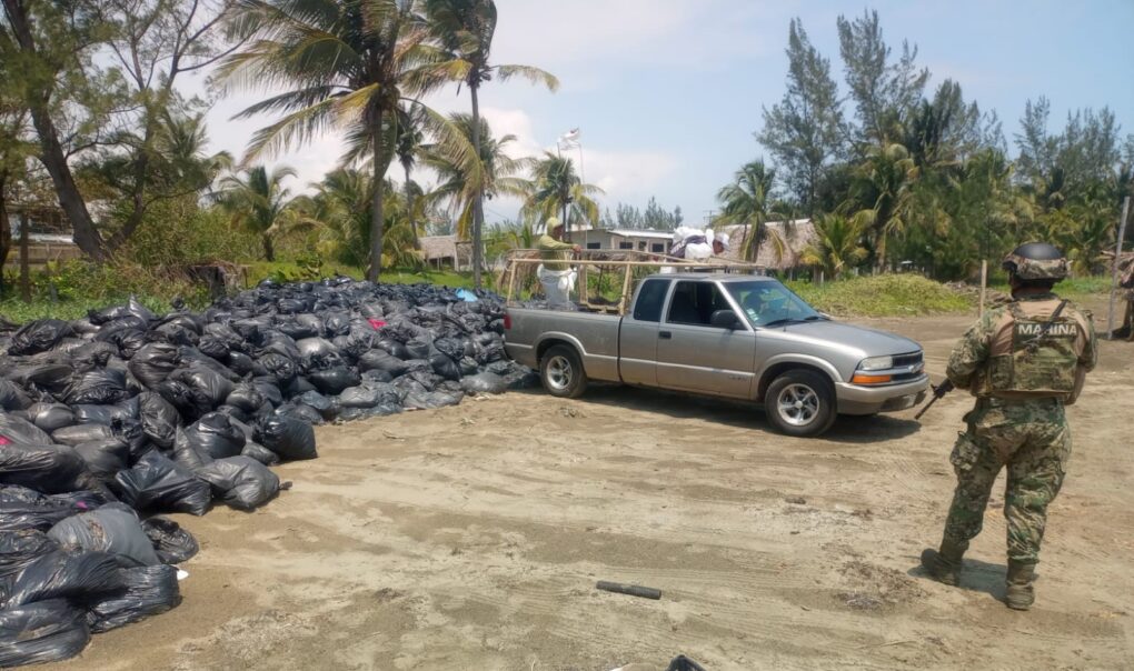 Marina aclara que bolsas abandonadas en playas de Pajapan contienen sargazo y no residuos de hidrocarburos