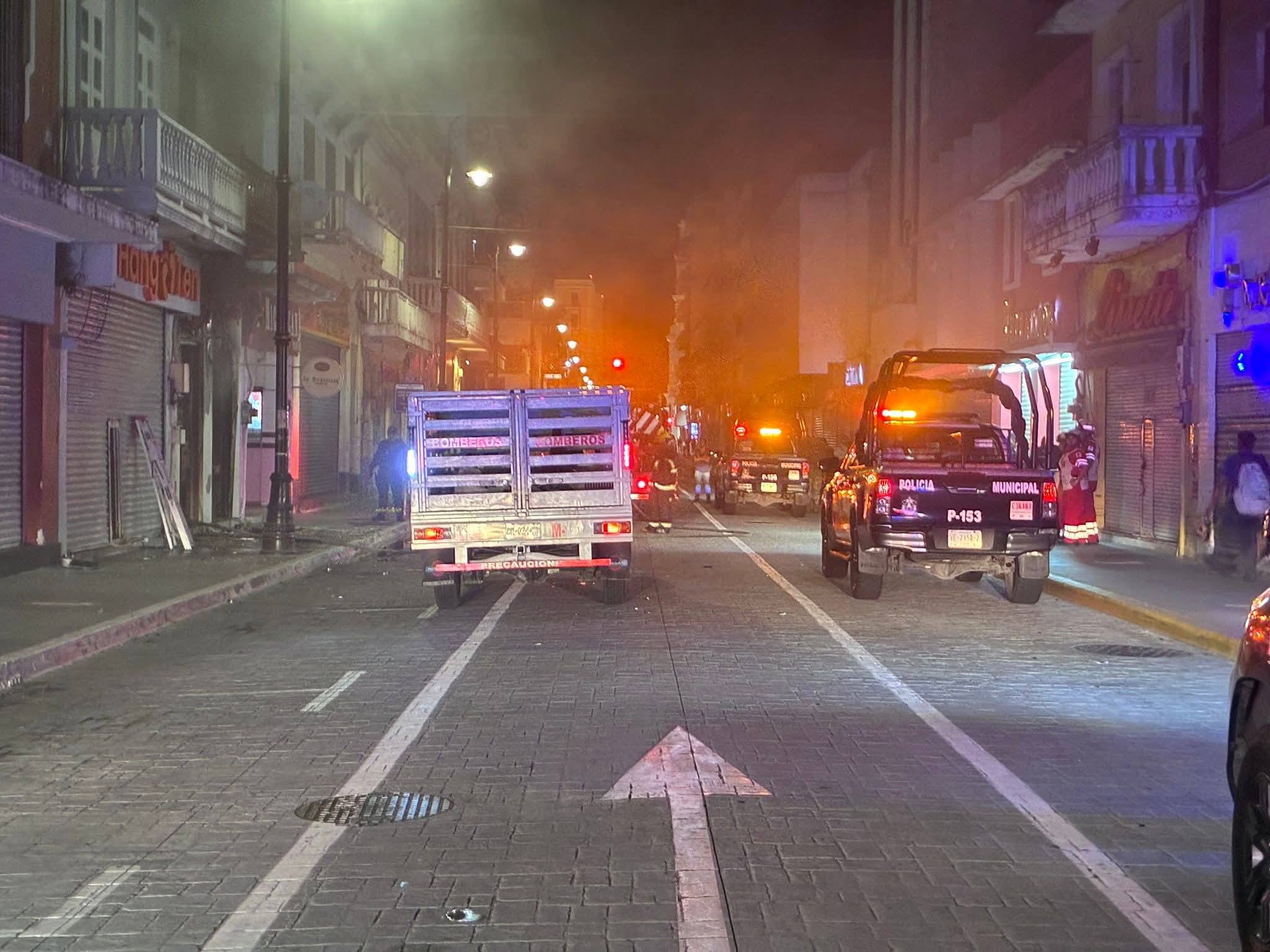 Incendio en zapatería del Centro Histórico de Veracruz, moviliza a cuerpos de emergencia
