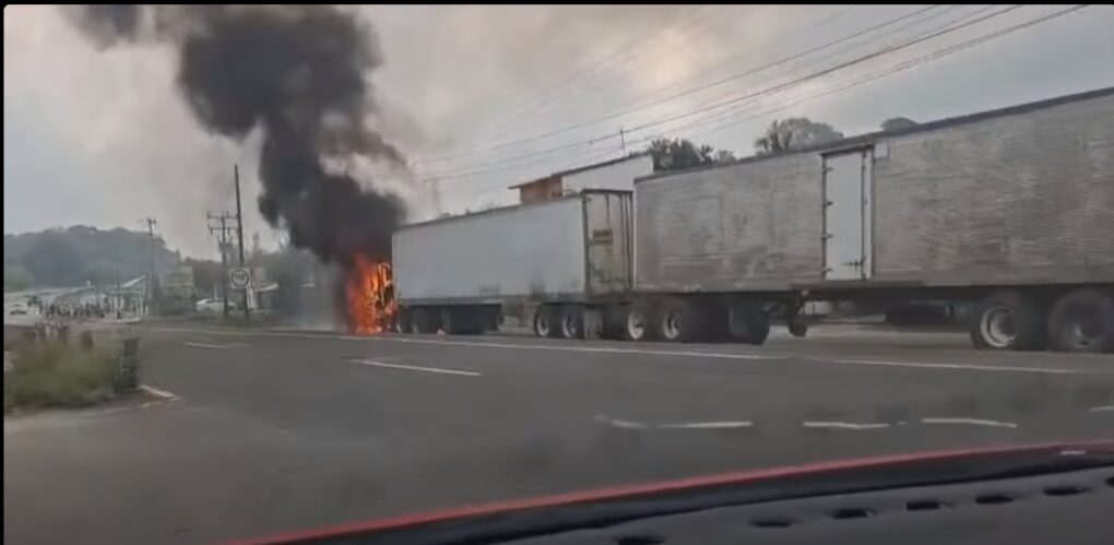Incendian vehículos y bloquean carreteras en Veracruz tras jornada violenta vinculada a operativo federal