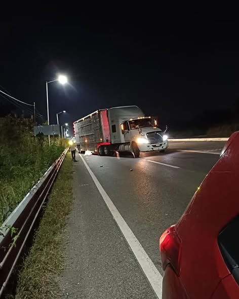 Motociclista resulta gravemente lesionado tras chocar contra tráiler en la Villahermosa–Macuspana