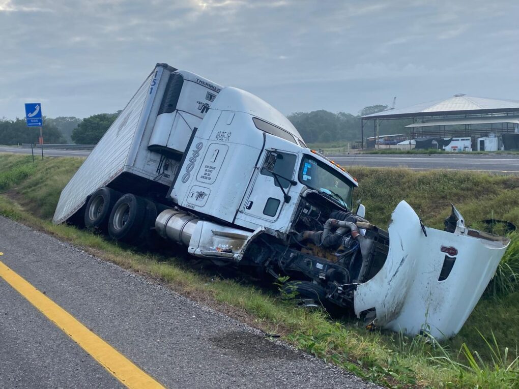 Accidente en libramiento de Villahermosa deja tres semovientes muertos; conductores resultan ilesos