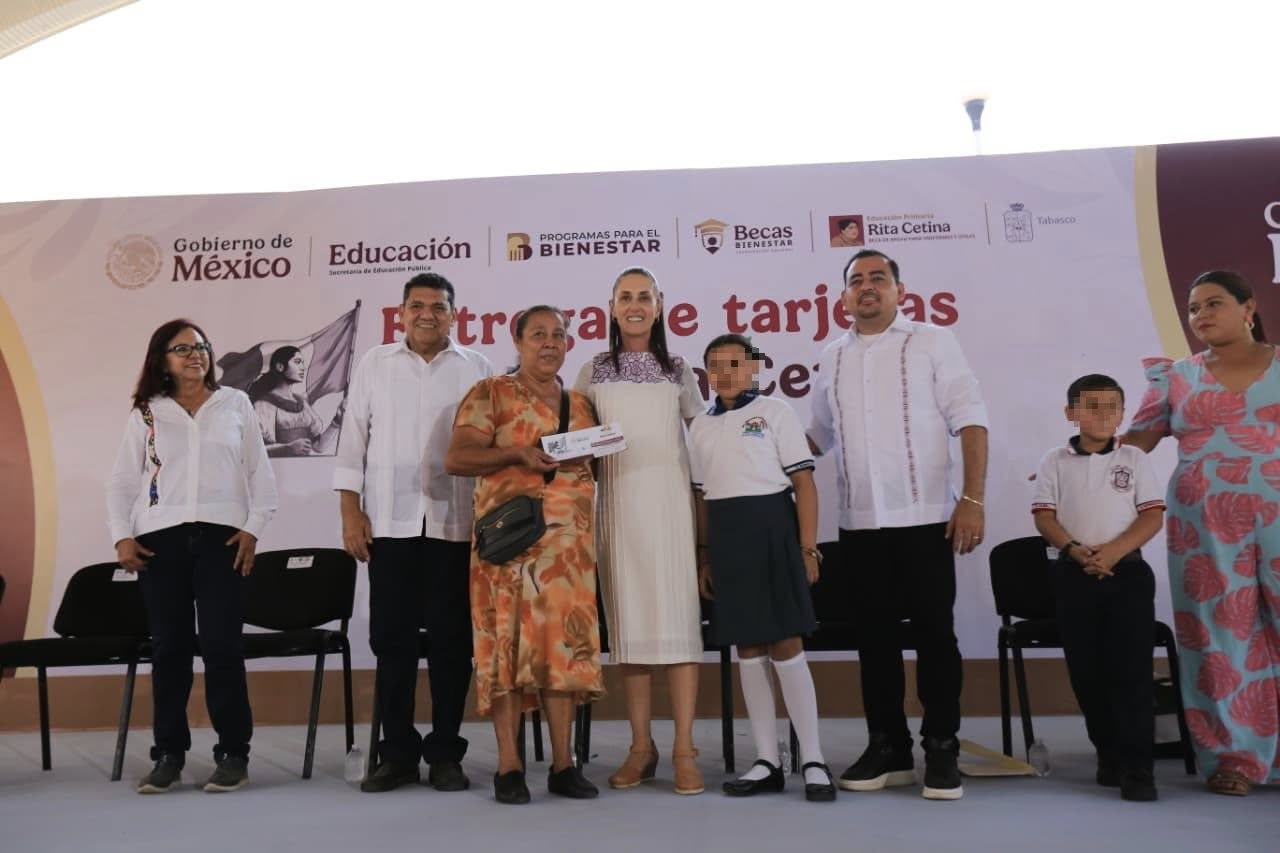 Presidenta CSP entrega a estudiantes de primaria de Cunduacán, tarjetas de Beca Rita Cetina para uniformes y útiles…