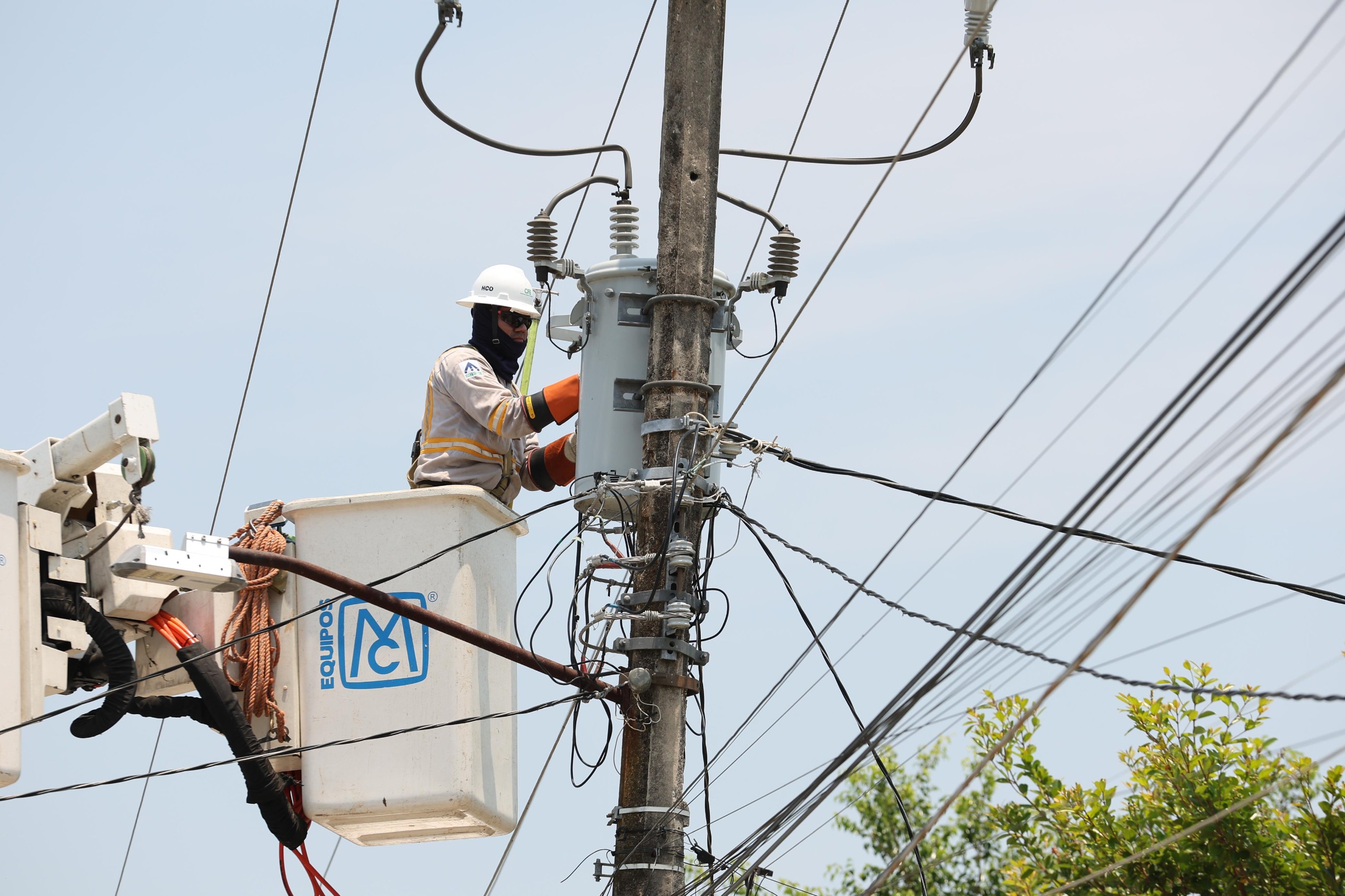 CFE despliega masivas brigadas para rehabilitar ramal eléctrico en Centro, Centla, Jalapa, Nacajuca y Paraíso…