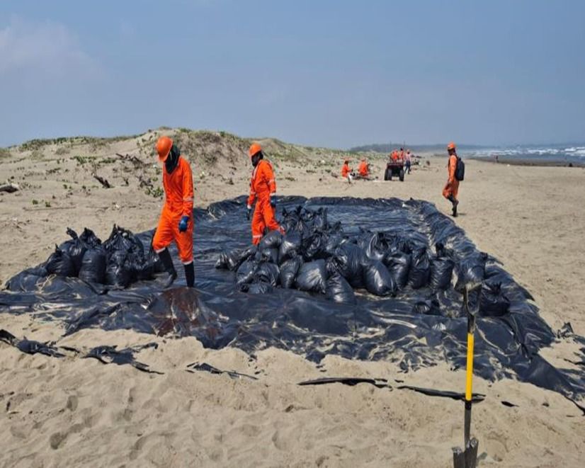 Pemex apoya labores de limpieza en playas del Sur de Veracruz, en coordinación con comunidades locales