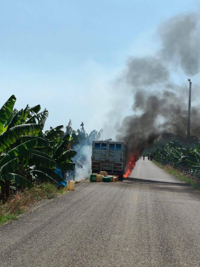 Incendian camioneta y dejan presunta narcocartulina en Cunduacán
