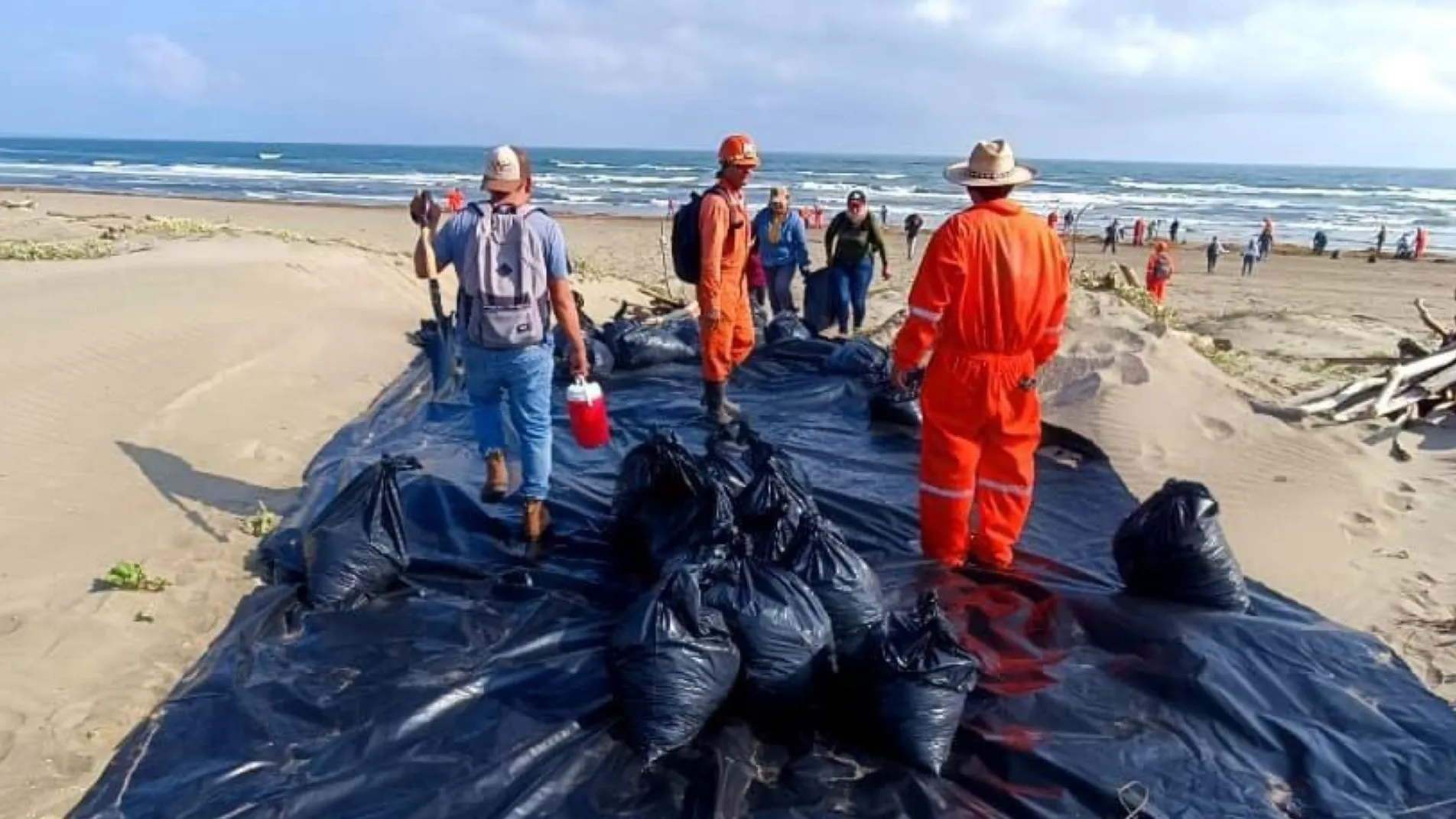 Caen 3 funcionarios de Pemex por derrame en Golfo de México; Pesidenta Claudia Sheinbaum ordena investigación…