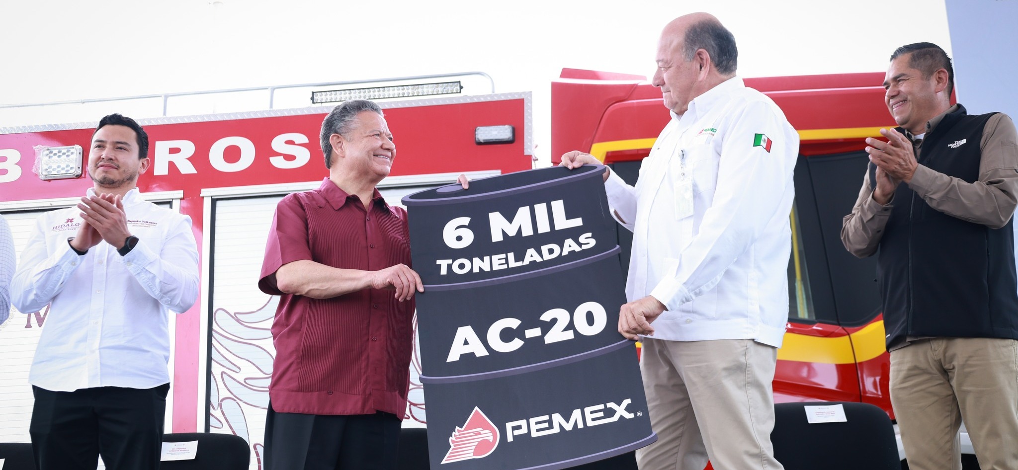 Pemex dona maquinaria y diésel por 25 mdp para reforzar limpieza de la presa Endhó, Hidalgo…