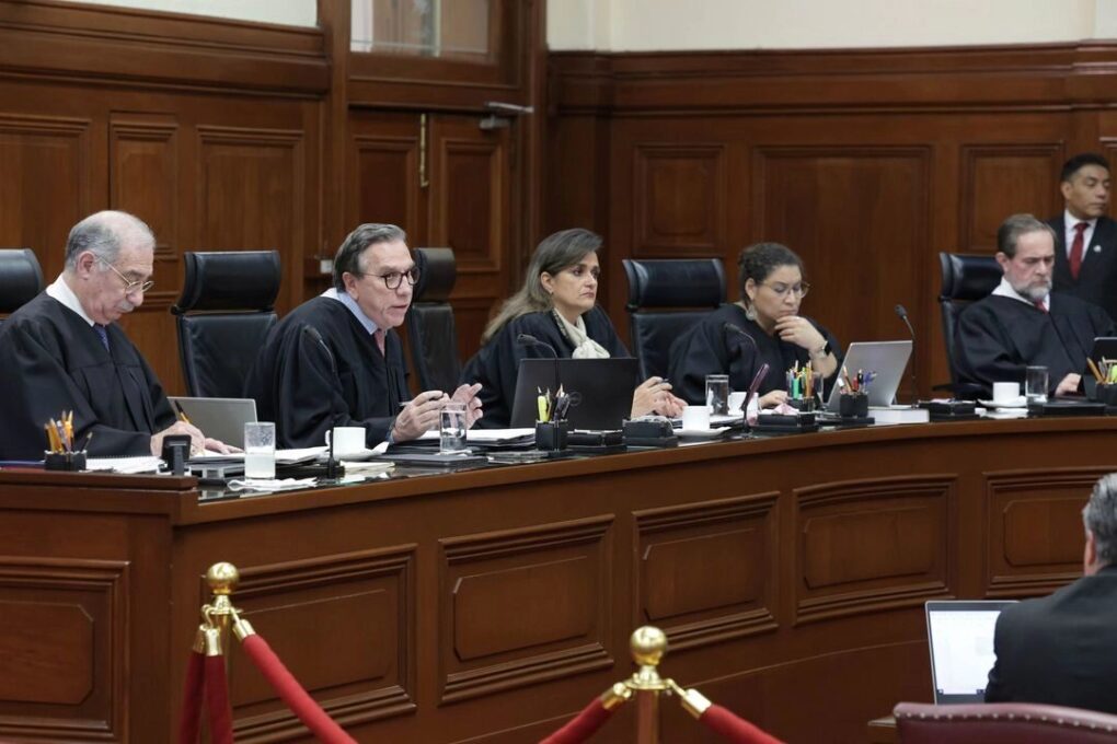 El artículo cuarto de la Ley Orgánica del Poder Judicial de la Federación actualmente establece que durante las sesiones los ministros deben portar togas de seda negra y puños blancos, conforme a un decreto vigente desde 1941. 