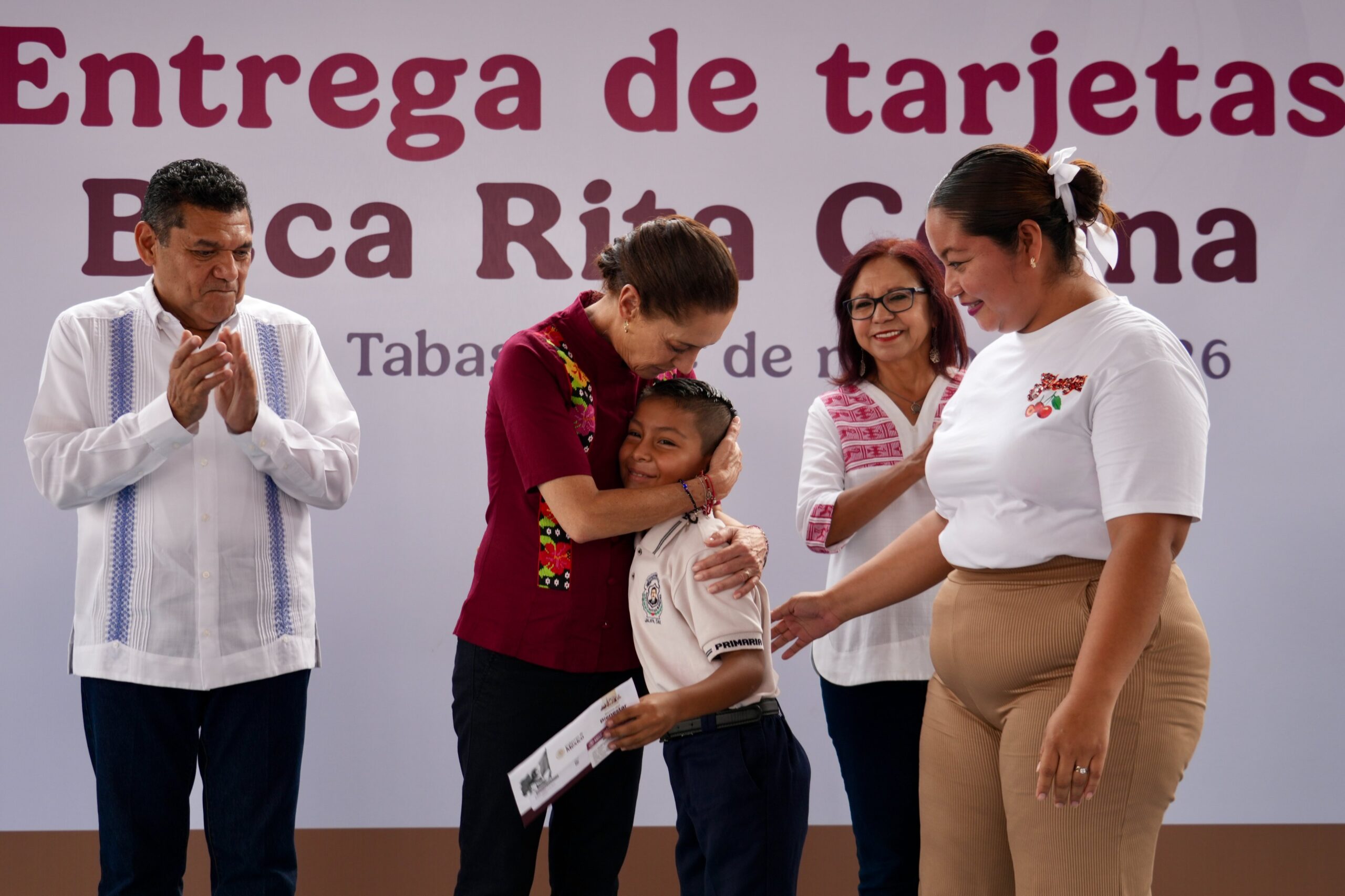 Claudia Sheinbaum y Javier May entregan tarjetas-becas Rita Cetina a  estudiantes de primaria de Jalapa…