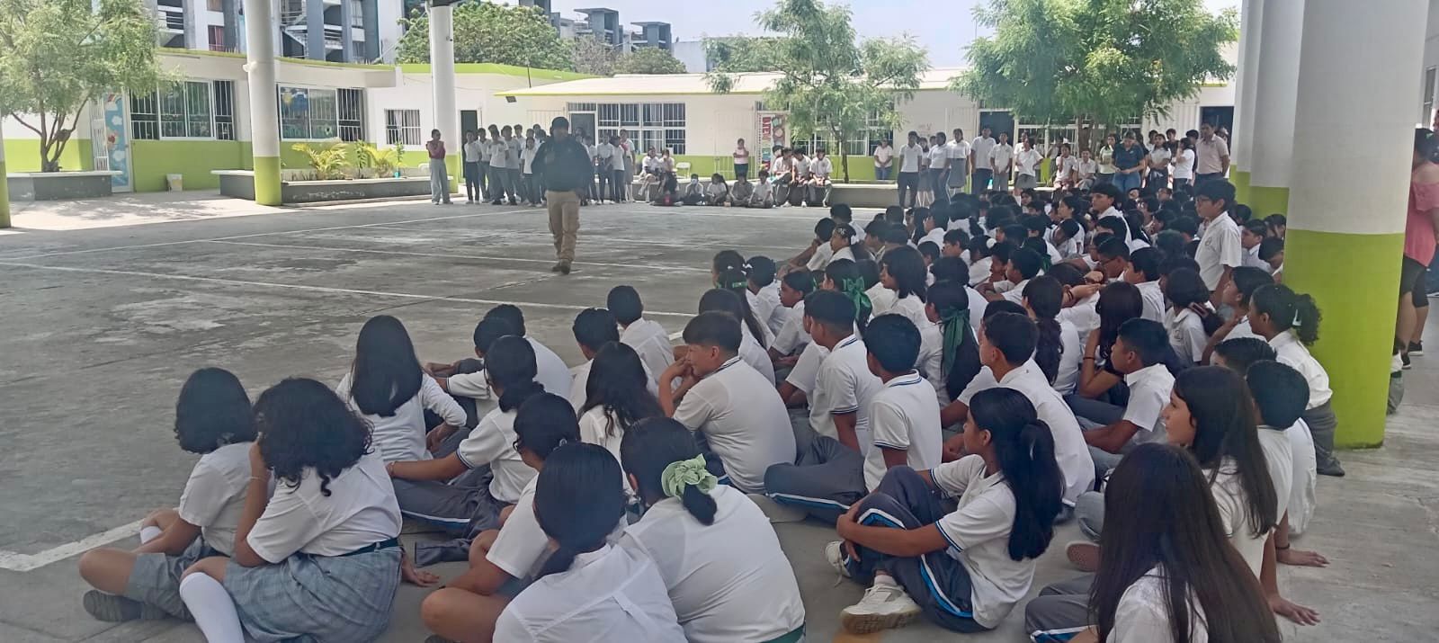 Refuerzan seguridad en telesecundaria de Medellín de Bravo tras presunta amenaza