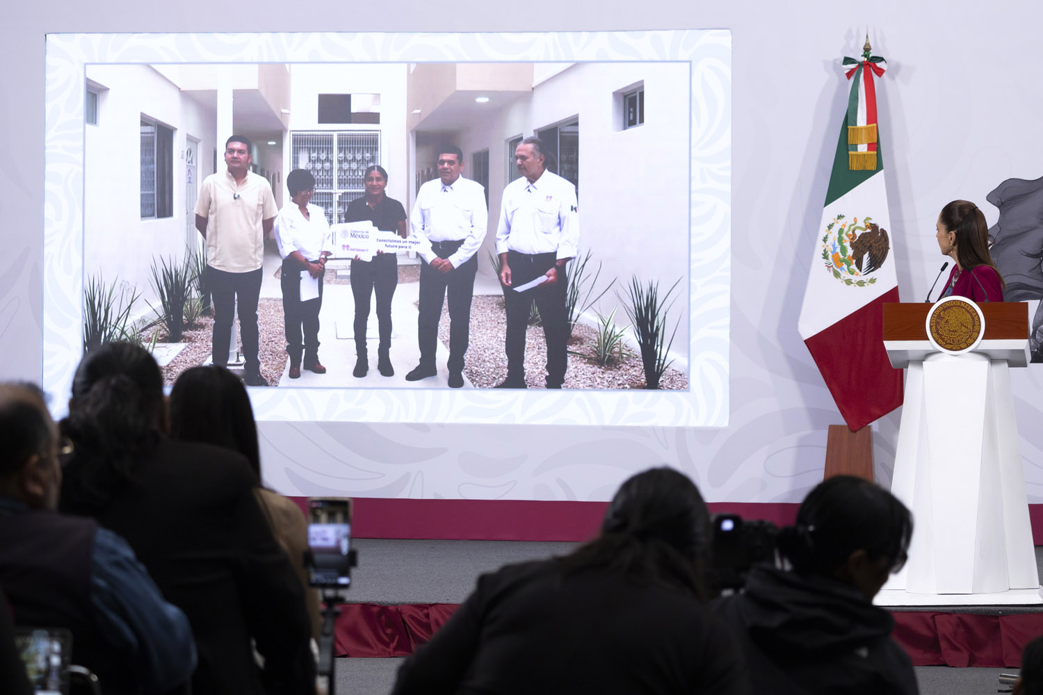 Desde la “mañanera”, presidenta Claudia Sheinbaum atestigua entrega de primeras viviendas del Infonavit en Comalcalco…