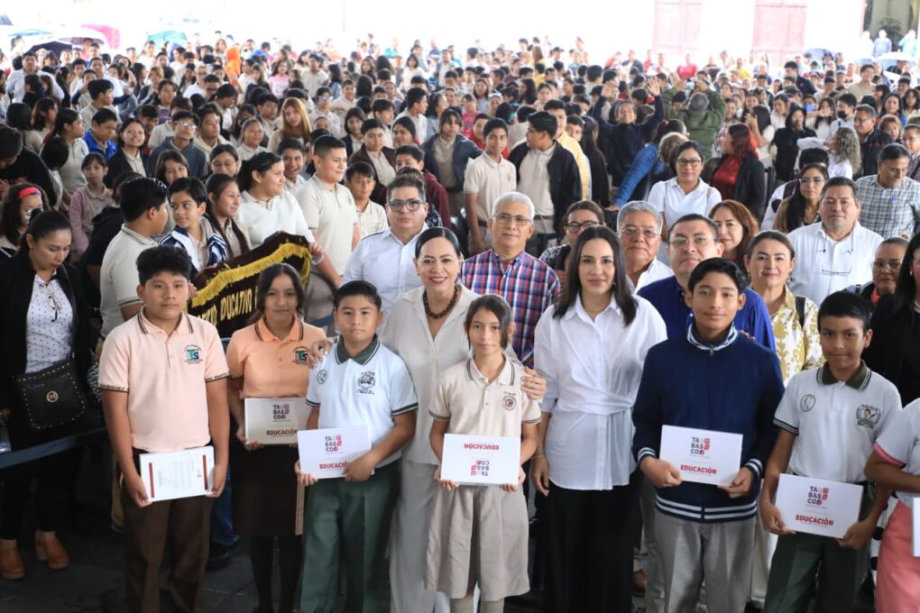 Más de 12 mil 500 estudiantes de secundarias de Centro y Nacajuca reciben tabletas del programa Inclusión Digital
