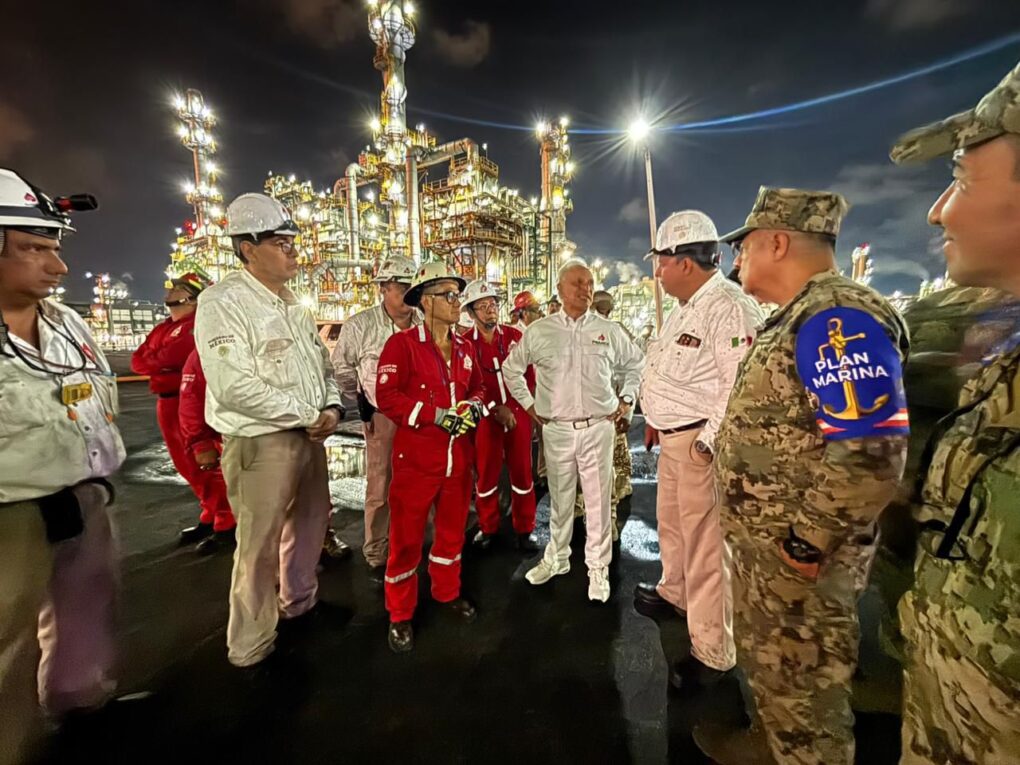 Director de Pemex, Víctor Rodríguez, coordina trabajos tras incendio en Refinería Olmeca, sin  registro de personas lesionadas…